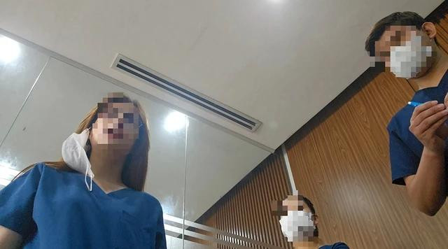 Các nhân viên PK vây quanh PV gây áp lực buộc đặt cọc tiền để chữa trị