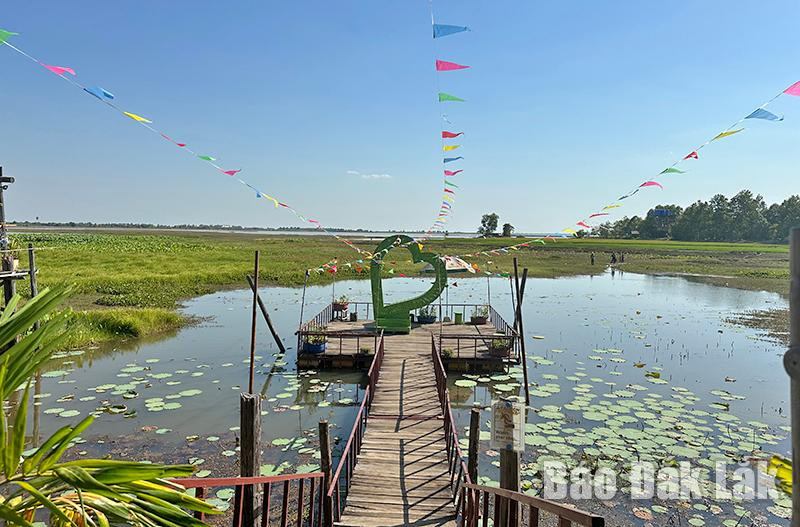Một góc Biển Hồ (Tonle Sap) được xây dựng thành điểm du lịch trên đường đến Siem Reap.