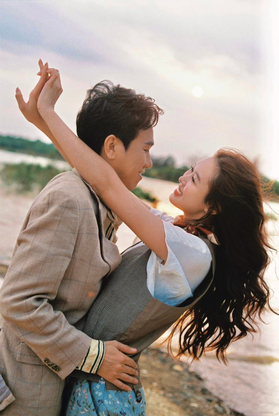 Dù chênh lệch nhau 12 tuổi nhưng Anh Đức và Anh Phạm được khen đẹp đôi khi đứng cạnh nhau. Đặc biệt, nhan sắc xinh như hoa hậu của bạn gái Anh Đức khiến dân mạng không khỏi trầm trồ