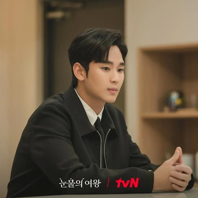Với thành công của Nữ hoàng nước mắt, Kim Soo Hyun chứng minh khả năng chọn kịch bản xuất sắc Với thành công của Nữ hoàng nước mắt, Kim Soo Hyun chứng minh khả năng chọn kịch bản xuất sắc