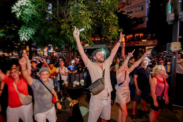 Các khán giả trong và ngoài nước tụ hội