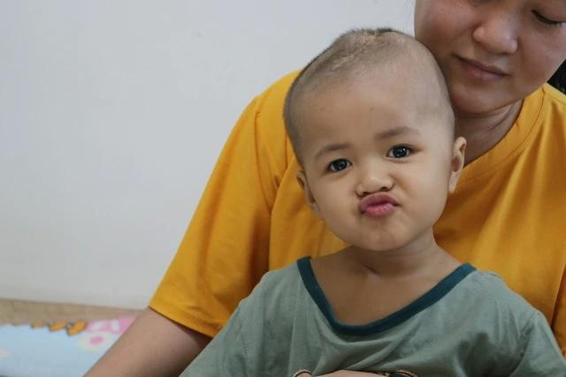 Cháu Hân bị ung thư não hơn 2 năm nay