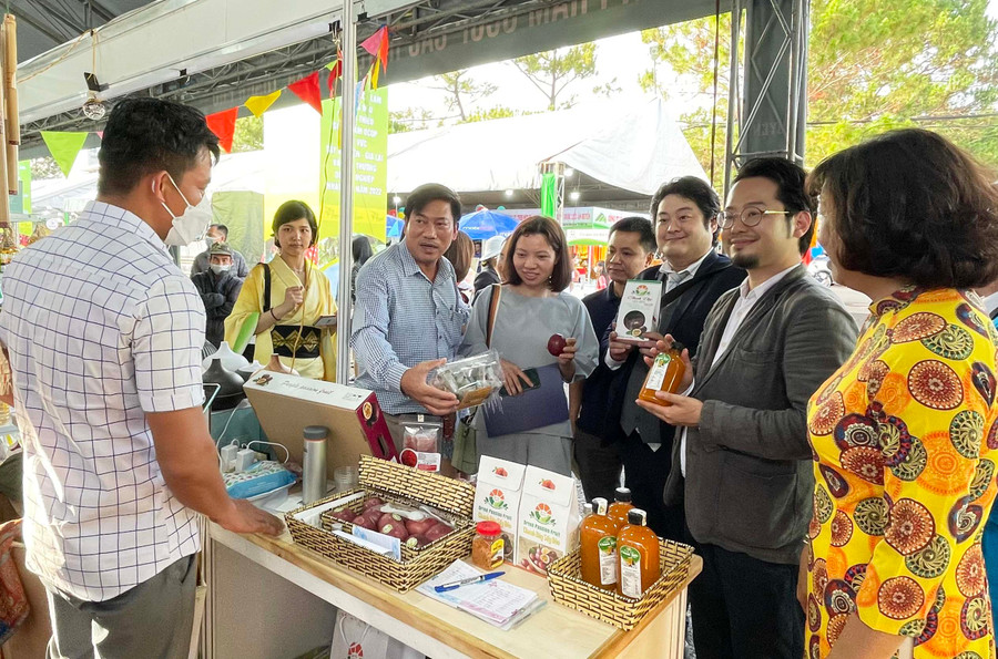 Các sản phẩm chanh dây của HTX Nông nghiệp và dịch vụ Hùng Thơm (huyện Mang Yang) được trưng bày, giới thiệu tại nhiều sự kiện. Ảnh: N.D