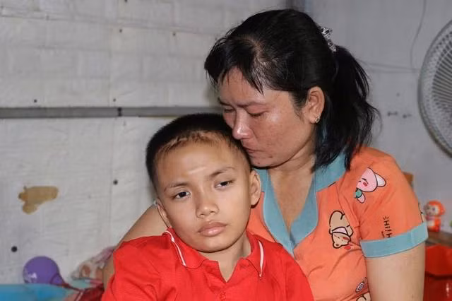 Chị Hoa sẽ chiến đấu với bệnh tật cùng con đến cùng Chị Hoa sẽ chiến đấu với bệnh tật cùng con đến cùng