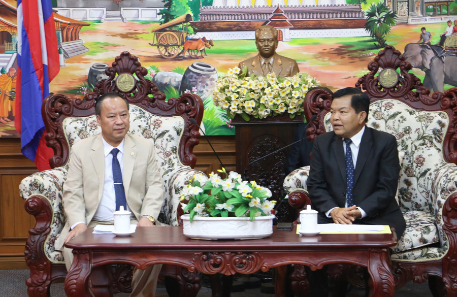 Phó Bí thư Thường trực Tỉnh ủy, Trưởng đoàn đại biểu Quốc hội tỉnh Châu Ngọc Tuấn (bìa trái) chúc mừng năm mới lãnh đạo tỉnh Champasak. Ảnh: Q.T Phó Bí thư Thường trực Tỉnh ủy, Trưởng đoàn đại biểu Quốc hội tỉnh Châu Ngọc Tuấn (bìa trái) chúc mừng năm mới lãnh đạo tỉnh Champasak. Ảnh: Q.T