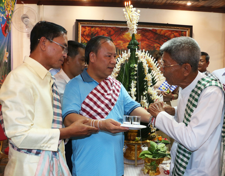 Phó Bí thư Thường trực Tỉnh ủy, Trưởng đoàn đại biểu Quốc hội tỉnh Gia Lai Châu Ngọc Tuấn (thứ 2 từ trái sang) tham gia nghi thức buộc chỉ tay truyền thống. Ảnh: Q.T Phó Bí thư Thường trực Tỉnh ủy, Trưởng đoàn đại biểu Quốc hội tỉnh Gia Lai Châu Ngọc Tuấn (thứ 2 từ trái sang) tham gia nghi thức buộc chỉ tay truyền thống. Ảnh: Q.T