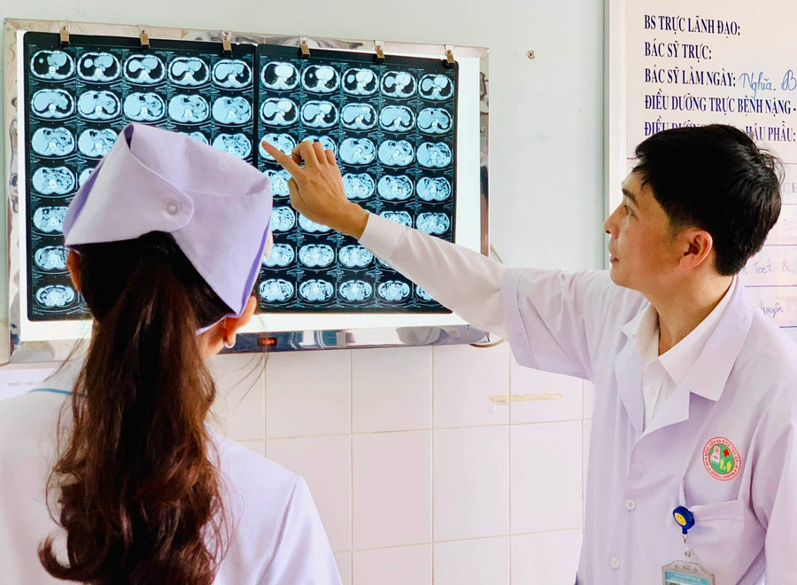 Bác sĩ Nguyễn Đình Nghĩa luôn học hỏi người đi trước, giúp đỡ đồng nghiệp và được mọi người quý trọng. Ảnh: N.N