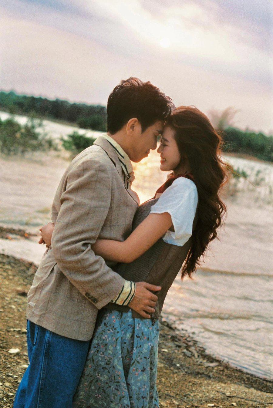 Ở diễn biến khác, bạn gái của diễn viên Anh Đức là Anh Phạm (tên thật Phạm Quỳnh Anh) cũng đăng tải những khoảnh khắc hạnh phúc của cả hai, kèm chia sẻ: &quot;Cho đến khi nhìn những tấm hình này, em đã không biết ở bên cạnh anh, em trông rạng rỡ và hạnh phúc đến thế!&quot;