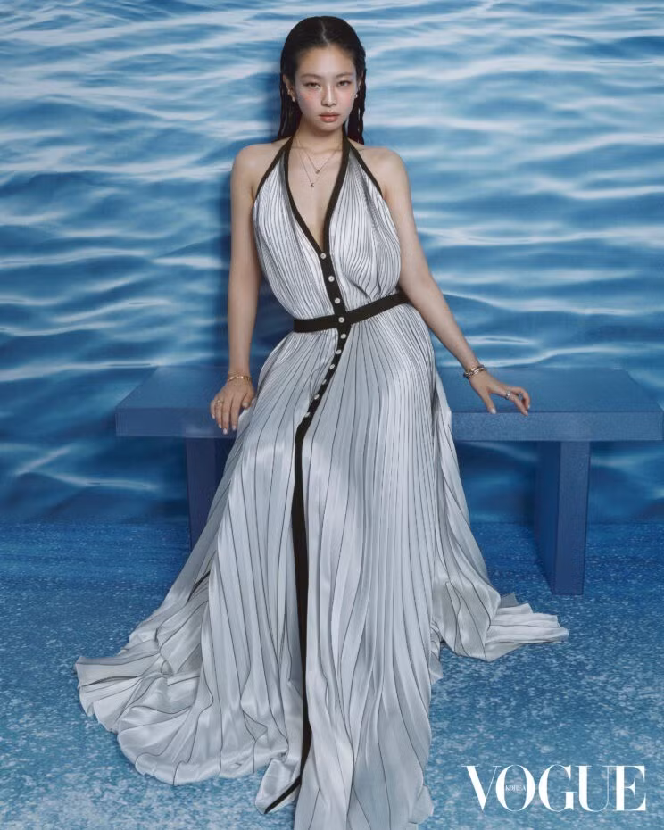 Khi được hỏi về việc Jennie đang khá im ắng, nữ ca sĩ nói cô đang dồn sức cho âm nhạc và chuẩn bị trở lại. "Các bạn đợi nhé, tôi sẽ trở lại với diện mạo ngày càng tuyệt vời và táo bạo hơn", cô nói.