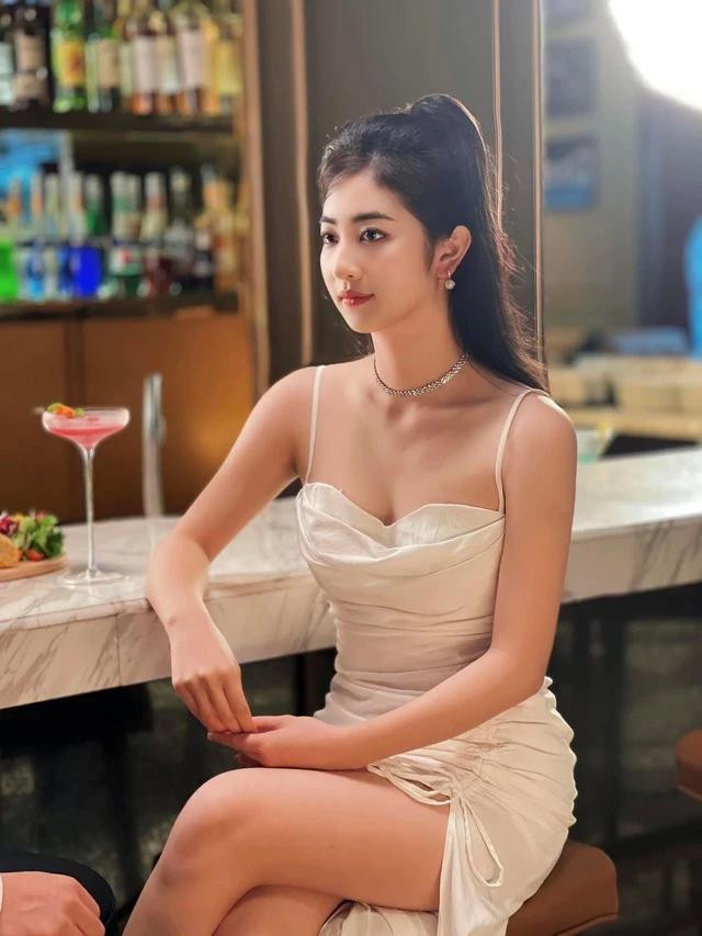 Nữ diễn viên theo đuổi phong cách thời trang hiện đại, gợi cảm Nữ diễn viên theo đuổi phong cách thời trang hiện đại, gợi cảm