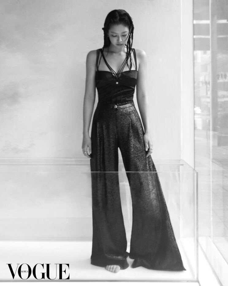 Jennie nói vào những ngày nghỉ, cô thích nằm trên giường nghe những bản nhạc mà cô yêu thích. "Tôi luôn thấy hạnh phúc khi được trở về nhà, bỏ qua mọi thứ và chỉ tập trung làm điều mình muốn", nữ ca sĩ nói thêm. Jennie nói vào những ngày nghỉ, cô thích nằm trên giường nghe những bản nhạc mà cô yêu thích. "Tôi luôn thấy hạnh phúc khi được trở về nhà, bỏ qua mọi thứ và chỉ tập trung làm điều mình muốn", nữ ca sĩ nói thêm.