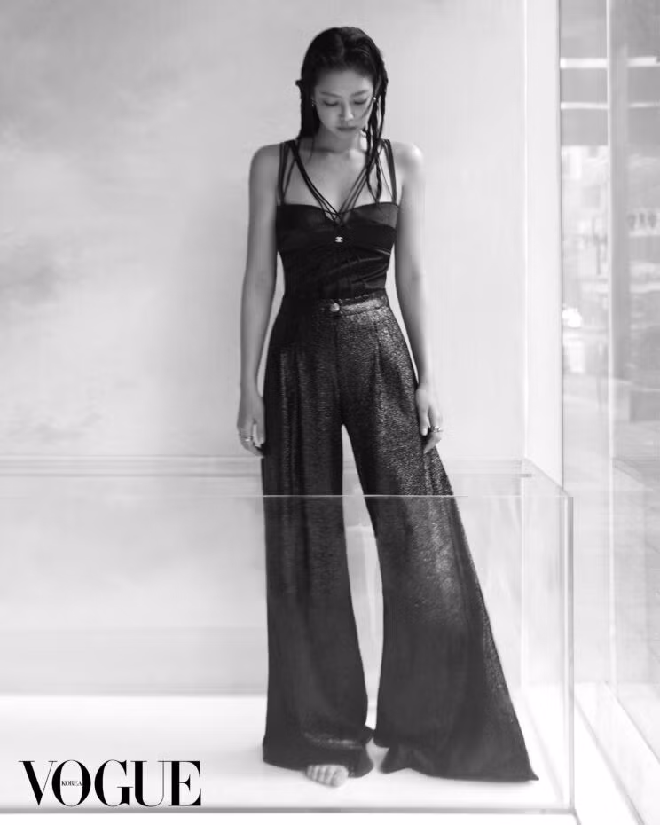 Jennie nói vào những ngày nghỉ, cô thích nằm trên giường nghe những bản nhạc mà cô yêu thích. "Tôi luôn thấy hạnh phúc khi được trở về nhà, bỏ qua mọi thứ và chỉ tập trung làm điều mình muốn", nữ ca sĩ nói thêm.