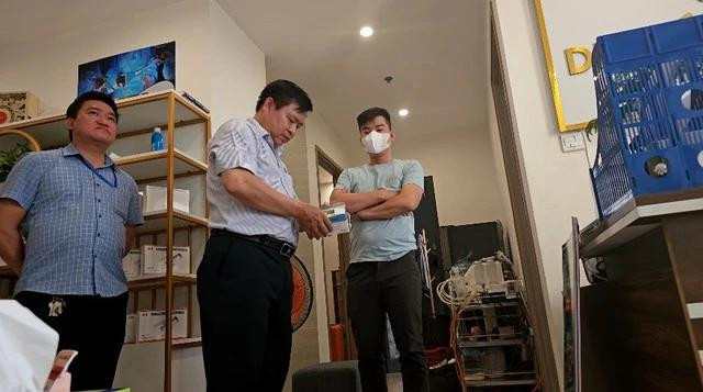 Lực lượng chức năng kiểm tra phòng khám của bác sĩ Đức Trọng Lực lượng chức năng kiểm tra phòng khám của bác sĩ Đức Trọng