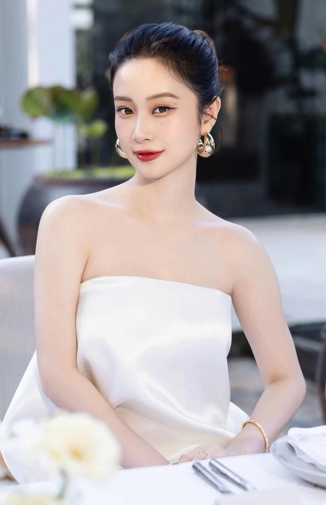 Sắc vóc xinh đẹp, quyến rũ của Jun Vũ ở tuổi 29 Sắc vóc xinh đẹp, quyến rũ của Jun Vũ ở tuổi 29