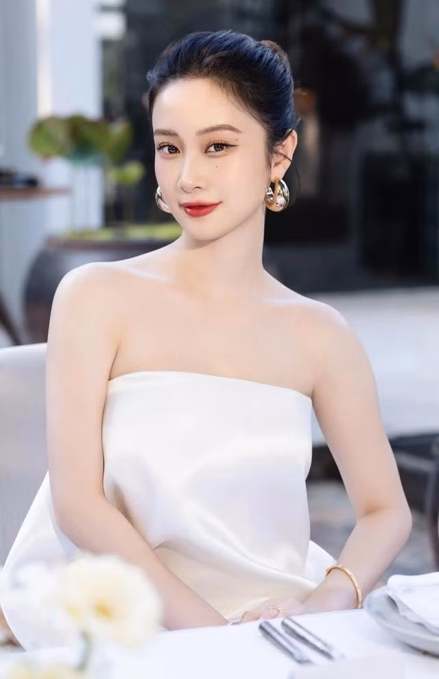 Sắc vóc xinh đẹp, quyến rũ của Jun Vũ ở tuổi 29