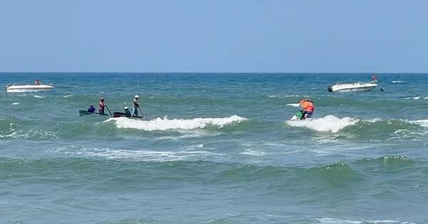 Các lực lượng phối hợp với người dân địa phương tìm kiếm nam sinh mất tích tại bãi biển Tân Trà (P.Hòa Hải, Q.Ngũ Hành Sơn, TP.Đà Nẵng)