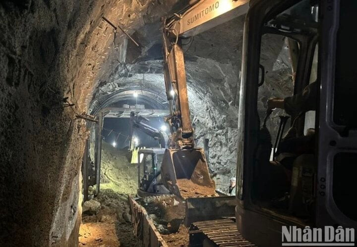 Sau khi lắp hết các khung chống vào vị trí, các đơn vị thi công tiến hành phun vữa, làm bê-tông vỏ hầm, phấn đấu chậm nhất đến ngày 22/4 sẽ thông tuyến đường sắt bắc-nam. Sau khi lắp hết các khung chống vào vị trí, các đơn vị thi công tiến hành phun vữa, làm bê-tông vỏ hầm, phấn đấu chậm nhất đến ngày 22/4 sẽ thông tuyến đường sắt bắc-nam.