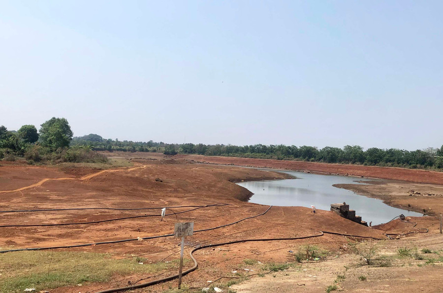 Hồ thủy lợi Ia Hrung (xã Ia Hrung, huyện Ia Grai) còn rất ít nước. Ảnh: Lê Nam Hồ thủy lợi Ia Hrung (xã Ia Hrung, huyện Ia Grai) còn rất ít nước. Ảnh: Lê Nam