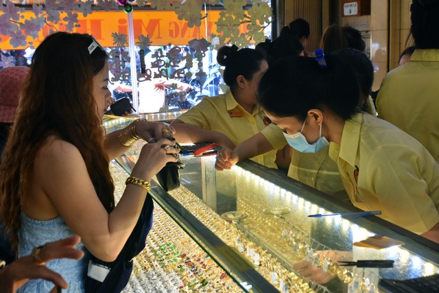 Giá vàng hôm nay giảm mạnh 88 USD so với mức giá kỷ lục được thiết lập đêm qua là 2.431 USD/ounce. Giá vàng hôm nay giảm mạnh 88 USD so với mức giá kỷ lục được thiết lập đêm qua là 2.431 USD/ounce.