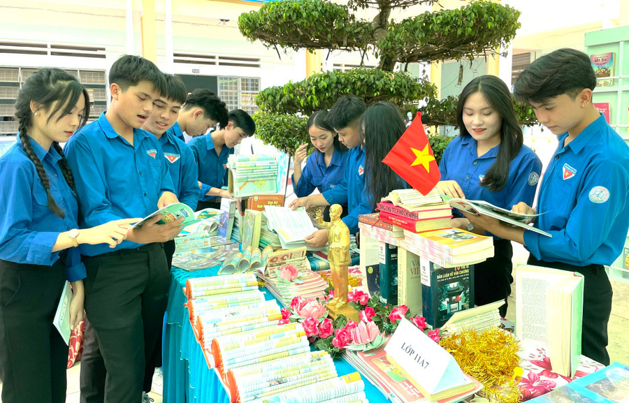 Học sinh Trường THPT Mạc Đĩnh Chi (huyện Chư Păh) đọc sách tự chọn tại lễ phát động điểm Ngày Sách và Văn hóa đọc Việt Nam năm 2024. Ảnh: P.D Học sinh Trường THPT Mạc Đĩnh Chi (huyện Chư Păh) đọc sách tự chọn tại lễ phát động điểm Ngày Sách và Văn hóa đọc Việt Nam năm 2024. Ảnh: P.D