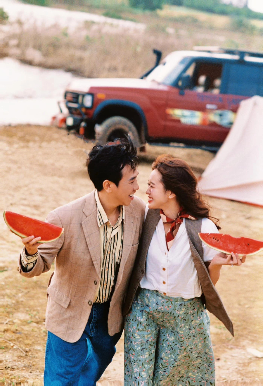 Anh Đức từng tiết lộ anh và bạn gái đã có quãng thời gian tìm hiểu 1 năm trước khi quyết định về chung một nhà. Hôm 4.4, nam diễn viên &quot;gây bão&quot; với dòng trạng thái thông báo cầu hôn bạn gái thành công: &quot;4.4, không cần săn sale! Chốt đơn”