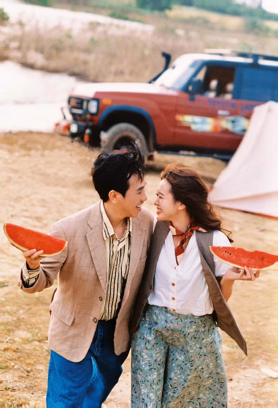 Anh Đức từng tiết lộ anh và bạn gái đã có quãng thời gian tìm hiểu 1 năm trước khi quyết định về chung một nhà. Hôm 4.4, nam diễn viên "gây bão" với dòng trạng thái thông báo cầu hôn bạn gái thành công: "4.4, không cần săn sale! Chốt đơn”