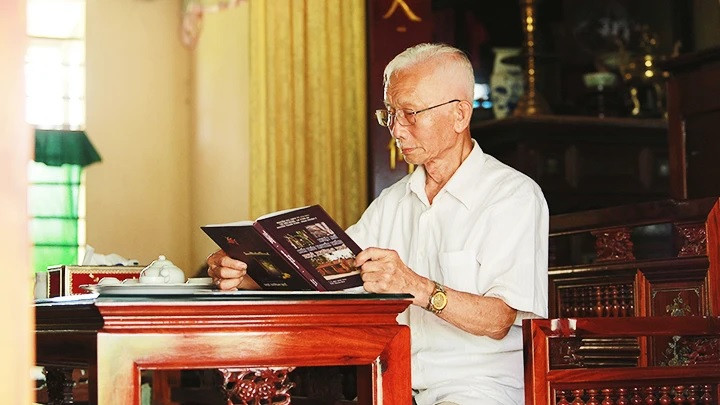 Nghệ nhân Lê Kim Tân bên bộ trường kỷ của gia đình. Nghệ nhân Lê Kim Tân bên bộ trường kỷ của gia đình.