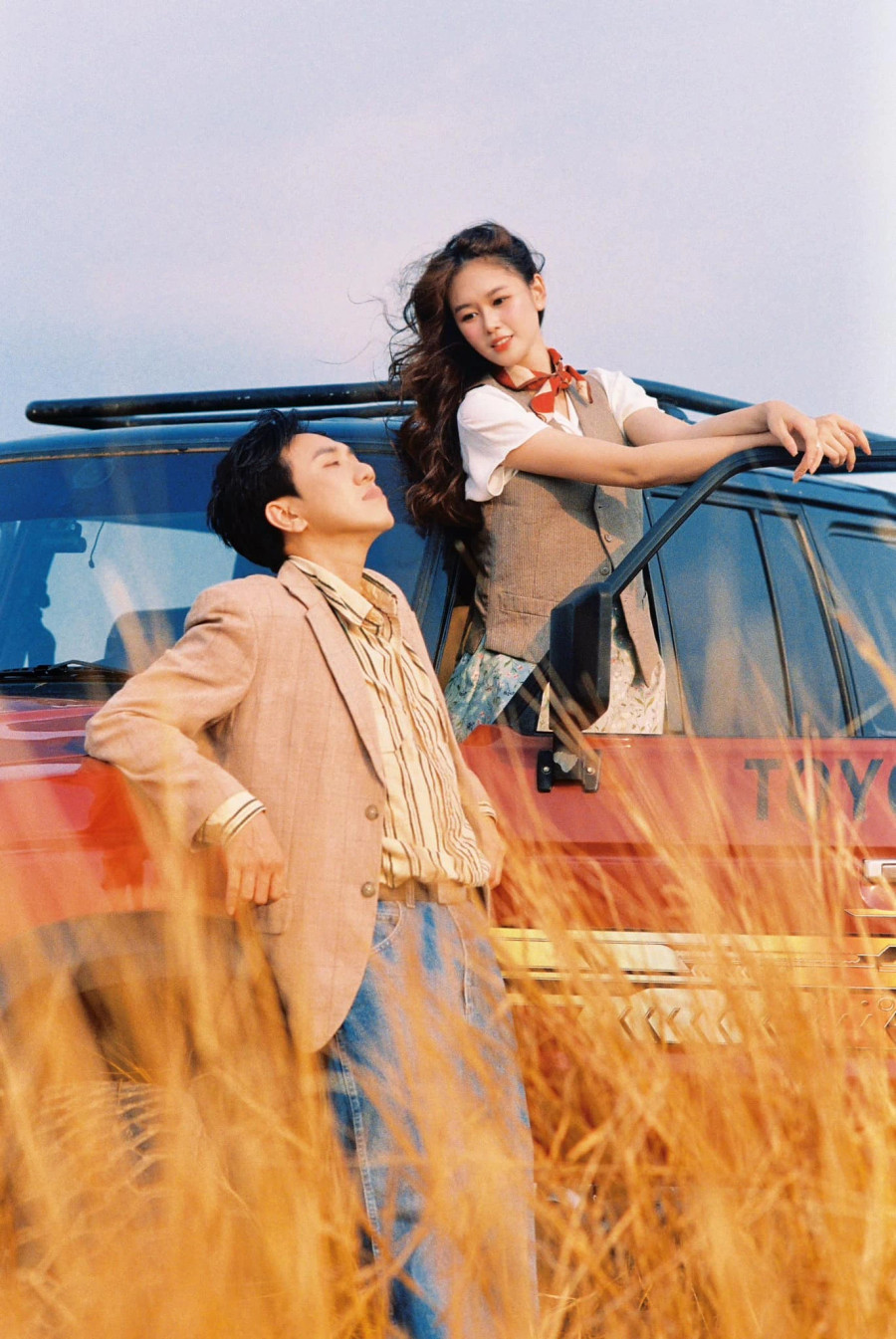 Trước khi công khai chuyện tình cảm, cặp đôi yêu đương khá kín tiếng, hầu như không chia sẻ hình ảnh lên mạng xã hội. Thỉnh thoảng, họ xuất hiện cùng nhau trong những buổi tụ họp vui chơi của nhóm Trấn Thành nhưng vẫn giữ khoảng cách, ít đứng cạnh nhau