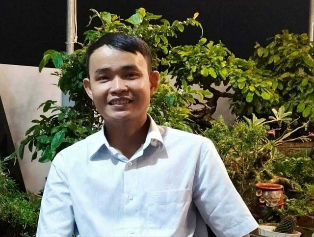 Nhà thơ Nhiên Đăng (tên thật Trần Quốc Toàn, Bình Định) nhận giải nhất của cuộc thi Nhà thơ Nhiên Đăng (tên thật Trần Quốc Toàn, Bình Định) nhận giải nhất của cuộc thi