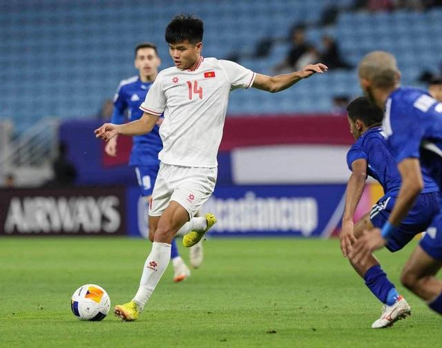 U.23 Việt Nam (áo trắng) không nhập cuộc một cách quá vội vàng U.23 Việt Nam (áo trắng) không nhập cuộc một cách quá vội vàng