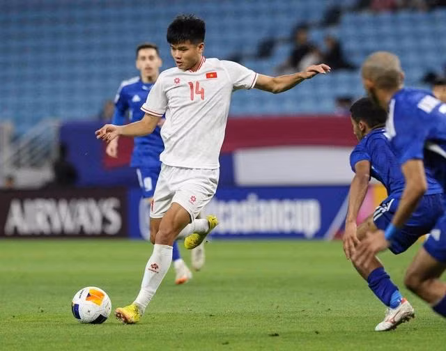 U.23 Việt Nam (áo trắng) không nhập cuộc một cách quá vội vàng