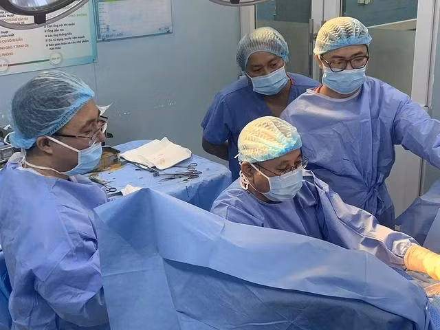 Ê kíp bác sĩ BV Bình Dân xử lý một trường hợp gặp trục trặc cơ quan sinh dục