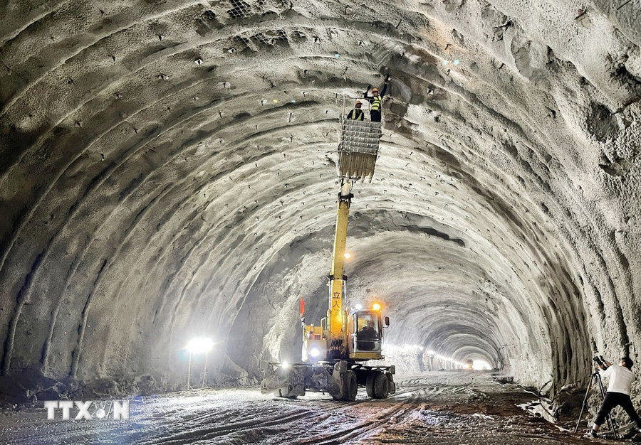 Hầm số 2 đã được thông, công nhân đang tăng tốc gia cố vòm hầm. (Ảnh: Phạm Cường/TTXVN) Hầm số 2 đã được thông, công nhân đang tăng tốc gia cố vòm hầm. (Ảnh: Phạm Cường/TTXVN)