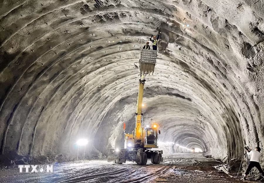 Hầm số 2 đã được thông, công nhân đang tăng tốc gia cố vòm hầm. (Ảnh: Phạm Cường/TTXVN)