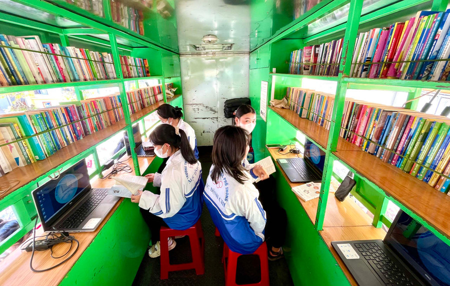 Học sinh tìm hiểu kiến thức trên máy tính trang bị trên xe thư viện lưu động của Thư viện tỉnh. Ảnh: P.D Học sinh tìm hiểu kiến thức trên máy tính trang bị trên xe thư viện lưu động của Thư viện tỉnh. Ảnh: P.D