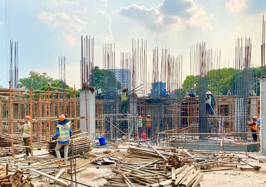 Các nhà thầu triển khai thi công 3 ca/ngày để Dự án trụ sở HĐND-UBND TP. Pleiku hoàn thành đúng tiến độ. Ảnh: Hà Duy