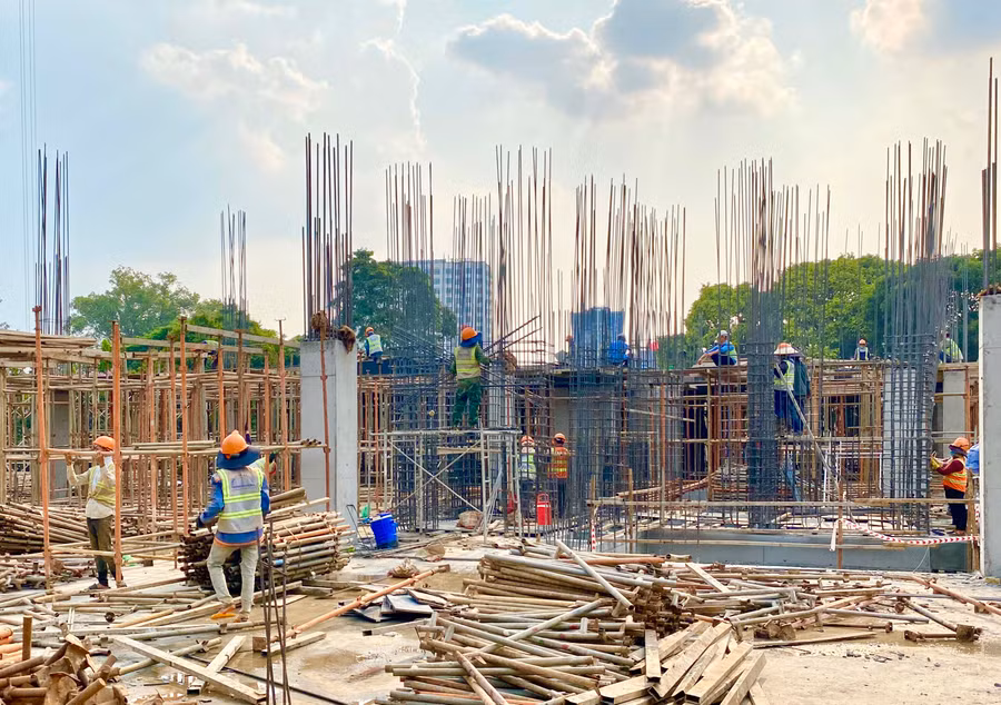 Các nhà thầu triển khai thi công 3 ca/ngày để Dự án trụ sở HĐND-UBND TP. Pleiku hoàn thành đúng tiến độ. Ảnh: Hà Duy