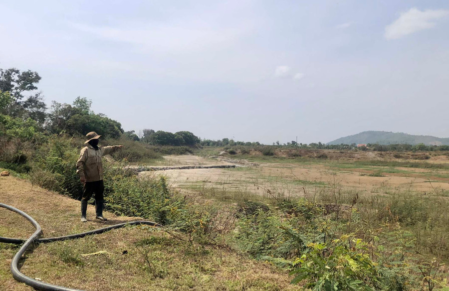 Ông Phạm Đắc Kiểm-thôn Tây Hồ (xã Bầu Cạn, huyện Chư Prông) chỉ tay về hồ thủy lợi 14B giờ cạn khô đáy. Ảnh: L.N Ông Phạm Đắc Kiểm-thôn Tây Hồ (xã Bầu Cạn, huyện Chư Prông) chỉ tay về hồ thủy lợi 14B giờ cạn khô đáy. Ảnh: L.N