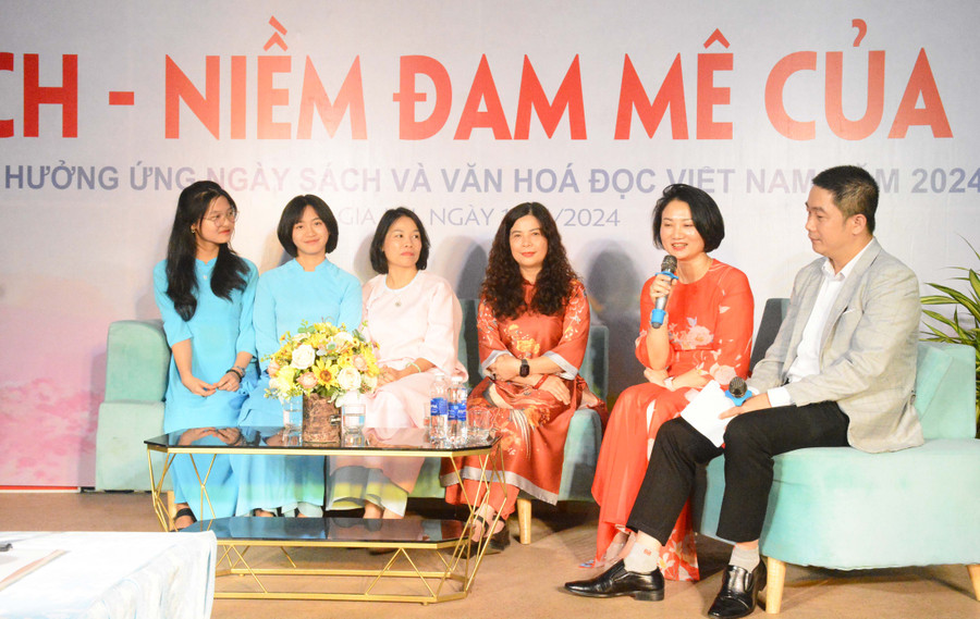 Em Đậu Thị Minh Nga (bìa trái) trong một chương trình giao lưu về sách. Ảnh: P.D Em Đậu Thị Minh Nga (bìa trái) trong một chương trình giao lưu về sách. Ảnh: P.D