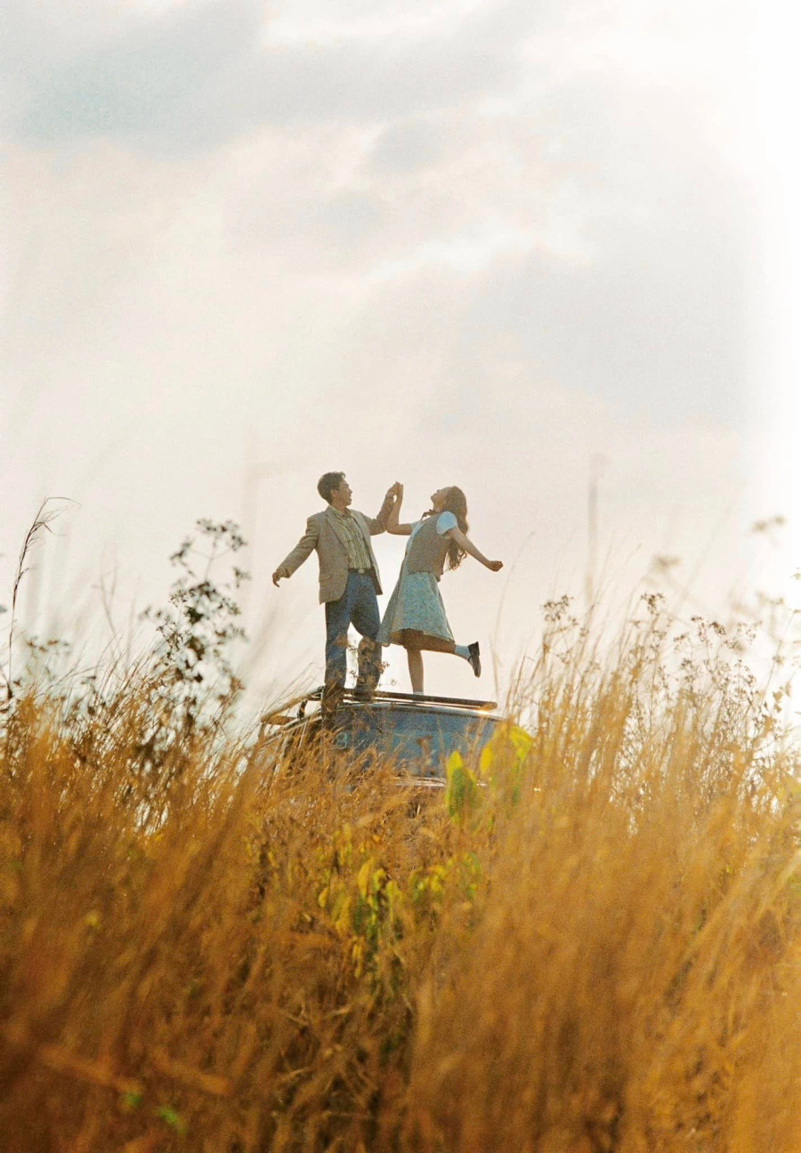 Dưới phần bình luận, nhiều đồng nghiệp và khán giả gửi lời chúc mừng hạnh phúc và mong sớm được ăn cưới của cặp đôi. NSND Mỹ Uyên bày tỏ: &quot;Chúc mừng hai em&quot;. &quot;Ôi cô ấy xinh quá đi, hạnh phúc nha anh&quot;, diễn viên Kha Ly bình luận. Nhạc sĩ Trịnh Đình Quang viết: &quot;Đẹp quá rồi. Chúc mừng đôi bạn đã tìm được nhau&quot;