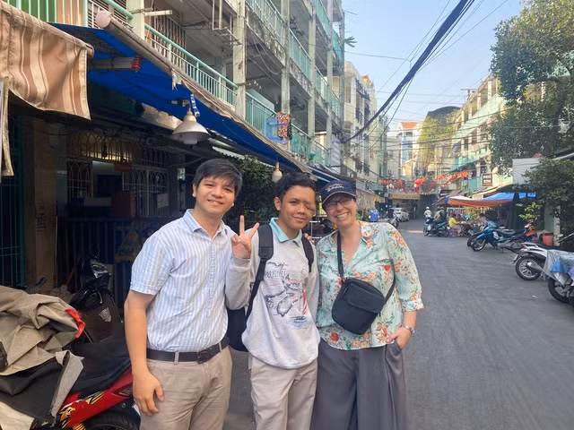 Từ trái qua: BS Huy và Nam - hai người mắc bệnh hiếm gặp trong lần tình cờ gặp ở TP.HCM