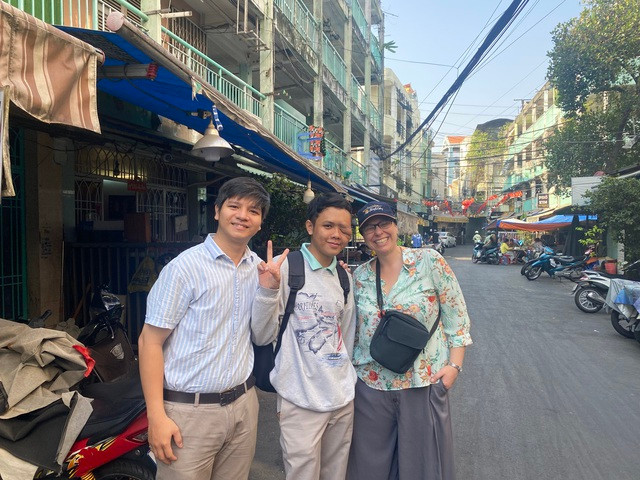 Từ trái qua: BS Huy và Nam - hai người mắc bệnh hiếm gặp trong lần tình cờ gặp ở TP.HCM Từ trái qua: BS Huy và Nam - hai người mắc bệnh hiếm gặp trong lần tình cờ gặp ở TP.HCM