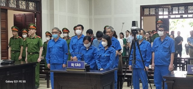 Các bị cáo nghe tòa tuyên án Các bị cáo nghe tòa tuyên án