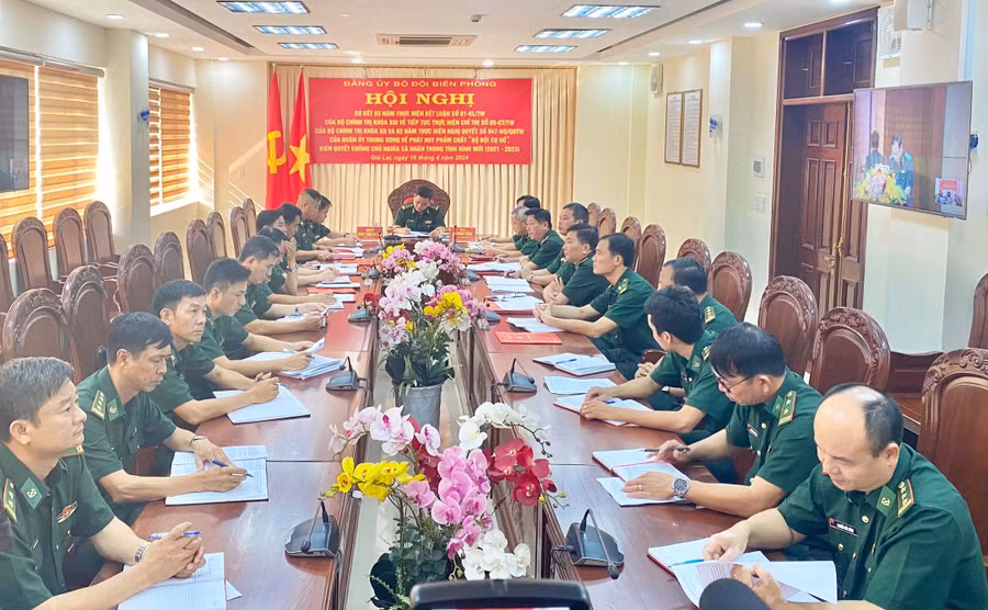 Đại tá Rơ Mah Tuân Bí thư Đảng ủy, Chính ủy BĐBP tỉnh chủ trì điểm cầu tại sở chỉ huy BĐBP tỉnh Gia Lai. Ảnh: K.Q