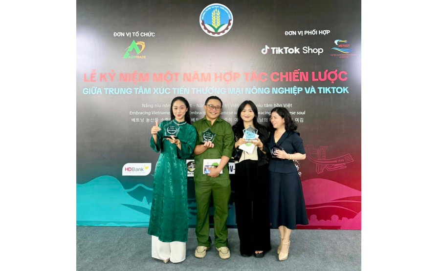 Mật ong Phương Di được vinh danh là một hạt giống OCOP tại lễ kỷ niệm 1 năm hợp tác chiến lược giữa Trung tâm Xúc tiến thương mại nông nghiệp và TikTok (ảnh đơn vị cung cấp).