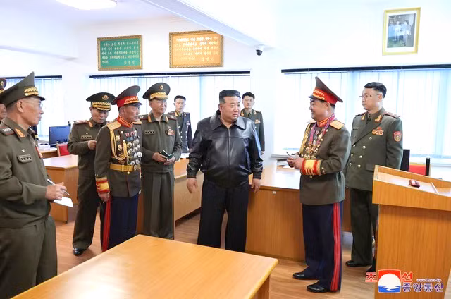 Nhà lãnh đạo Triều Tiên Kim Jong-un đến thăm một trường đại học quân sự ở Bình Nhưỡng (Triều Tiên) ngày 11-4. Ảnh: REUTERS
