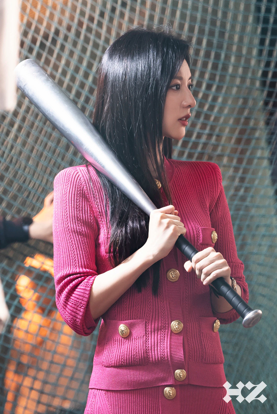 Kim Ji Won tiết lộ bản thân phải giảm cân và kiểm soát chế độ ăn uống một cách nghiêm ngặt trong suốt một năm để phục vụ cho vai diễn. Kết quả, cô có được tỷ lệ hình thể hoàn hảo, phù hợp mọi loại trang phục như bộ Balmain hồng giá 3.600 USD (90 triệu đồng) này