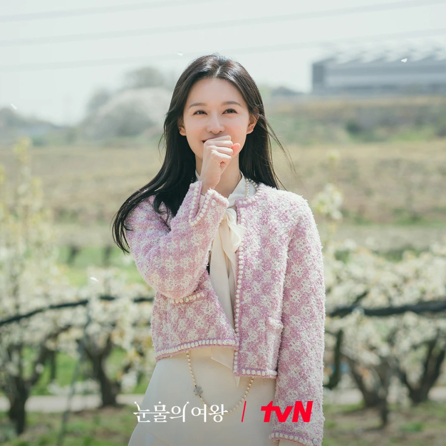 Tập 3 Queen of Tears, chiếc áo hồng tweed mà Hong Hae In mặc bị Baek Hyun Woo chê &quot;giống áo bà&quot; thực chất là của thương hiệu Chanel giá 5.800 USD (145 triệu đồng)