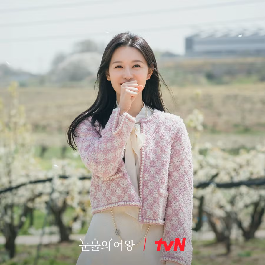 Tập 3 Queen of Tears, chiếc áo hồng tweed mà Hong Hae In mặc bị Baek Hyun Woo chê "giống áo bà" thực chất là của thương hiệu Chanel giá 5.800 USD (145 triệu đồng) Tập 3 Queen of Tears, chiếc áo hồng tweed mà Hong Hae In mặc bị Baek Hyun Woo chê "giống áo bà" thực chất là của thương hiệu Chanel giá 5.800 USD (145 triệu đồng)