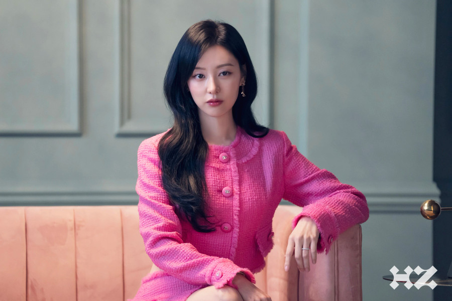 Hong Hae In là người thừa kế đời thứ ba của tập đoàn Queens. Do đó, ngay từ đầu phim, để nhấn mạnh sự giàu có của nhân vật này, ê kíp thường cho cô &quot;dát&quot; hàng hiệu